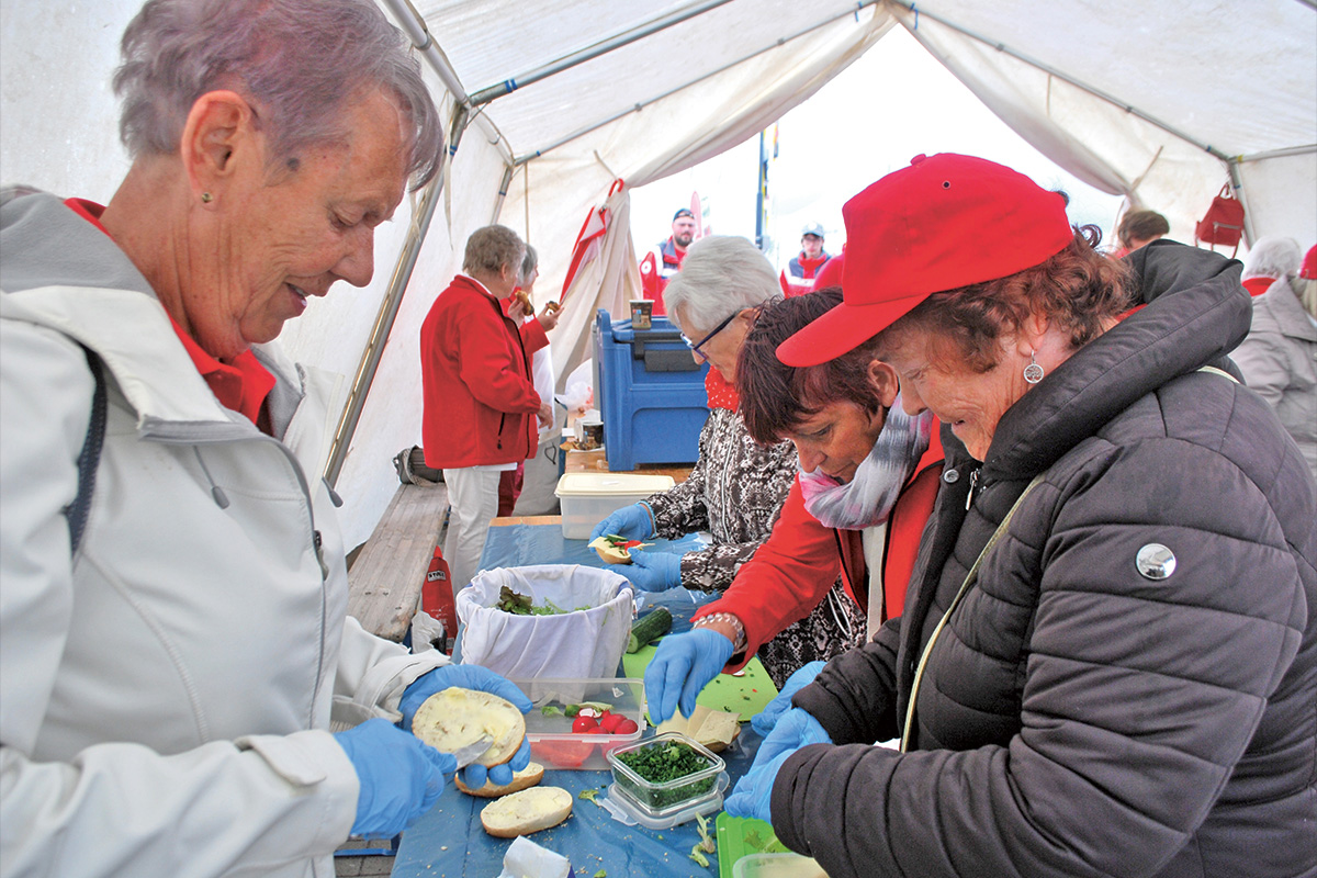 Der Ortsverein Dreschvitz unterstützt beim Vilmschwimmen und schmiert Brötchen.