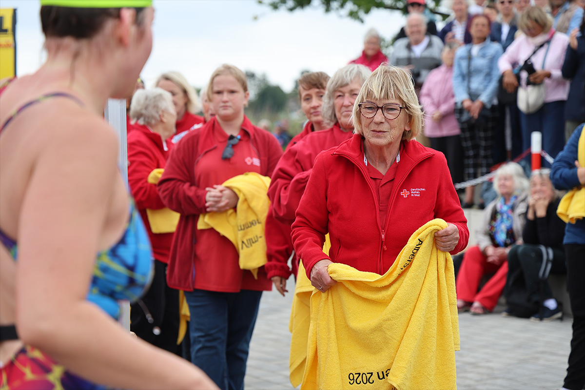 Ortsverein Poseritz kümmert sich um die Schwimmerinnen und Schwimmer, die beim Vilm-Schwimmen aus dem Wasser kommen.