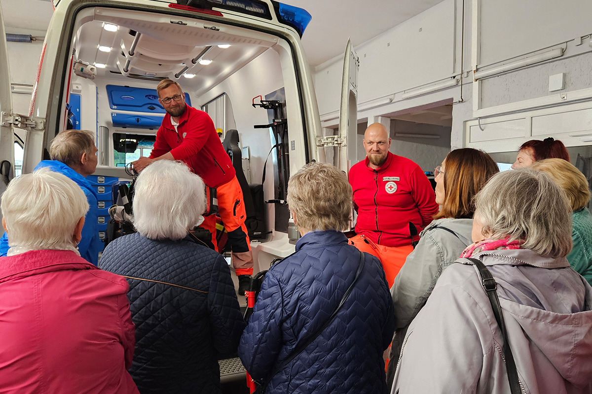 Der Ortsverein Sagard bei einem Ausflug in die Rettungswache Bergen auf Rügen.